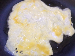 10、臊子面,先把鸡蛋液摊成蛋饼