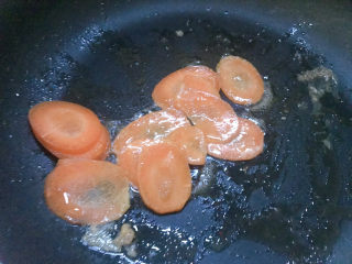 12、臊子面,再下胡萝卜翻炒