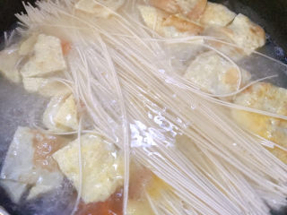 14、臊子面,放入鸡蛋和挂面