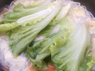 15、臊子面,起锅前放入青菜，加适量盐调味