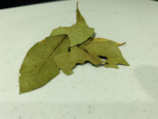 3、爆炒牛百叶,香叶；