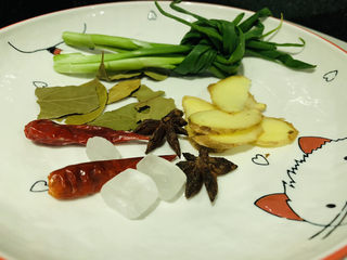 5、爆炒牛百叶,以上香料及姜片和葱结，加入高压锅；