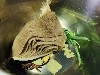 6、爆炒牛百叶,放入牛百叶；