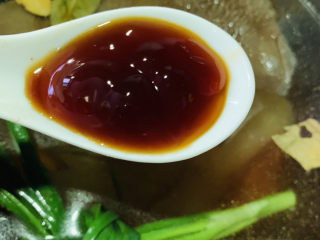 8、爆炒牛百叶,蚝油1勺，高压锅大火烧开，调中火压15分钟；