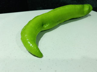 11、爆炒牛百叶,青椒洗净；