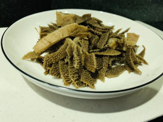 10、爆炒牛百叶,切丝；