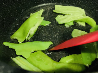 13、爆炒牛百叶,锅里加食用油，炒香青椒；