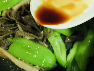 14、爆炒牛百叶,加牛百叶，加少许酱油；