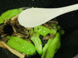 15、爆炒牛百叶,加少许白糖；