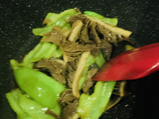 17、爆炒牛百叶,大火炒香；