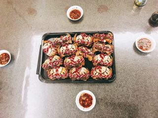 4、秘制大闸蟹蘸料,热锅倒入花生油，待油七八成热倒入蒜蓉（筷子放油冒泡），然后放入一小勺白糖，大概十几二十秒后，将热油淋到味碟的姜和辣椒上。然后再加一两滴香油，再淋上酱油。香辣清香的蘸料就完成啦～听说拿来做火锅蘸料和饺子蘸料也很不错哦～～