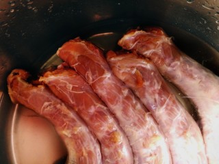 1、麻辣鸭脖,鸭脖子清水泡洗干净。