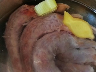 2、麻辣鸭脖,冷水下锅，放入姜片和葱段。