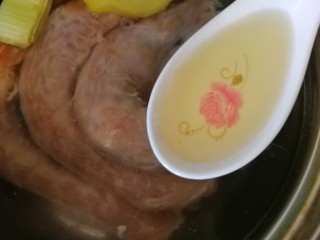 3、麻辣鸭脖,加一勺料酒去腥。