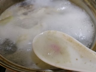 4、麻辣鸭脖,大火煮开，撇去浮沫。