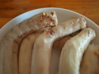 5、麻辣鸭脖,鸭脖捞出温水洗干净。