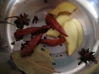 6、麻辣鸭脖,锅里放入好入干料。