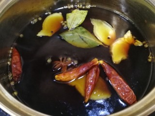 10、麻辣鸭脖,加适量开水，文火煮5分钟，把调料香味煮出来。