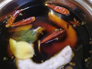 11、麻辣鸭脖,放入鸭脖。