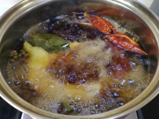 12、麻辣鸭脖,大火煮开。