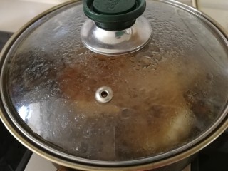 15、麻辣鸭脖,盖上盖子中小火煮20分钟，关火焖20分钟，再中小火煮20分，再焖20分钟。