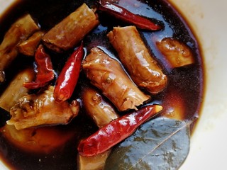 16、麻辣鸭脖,切小段，泡在汤汁里冷藏过夜，更上色更入味。