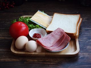 1、三明治,准备好食材。