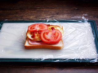 6、三明治,放入薄薄的番茄片。