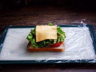 8、三明治,放入芝士片。