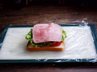 9、三明治,放入火腿片。