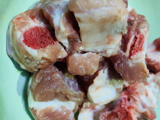 1、孜然排骨,排骨待用