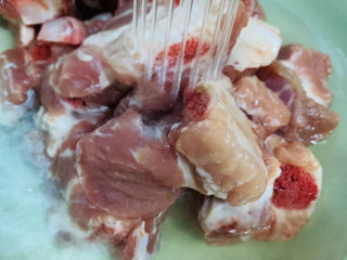 2、孜然排骨,用水冲洗干净