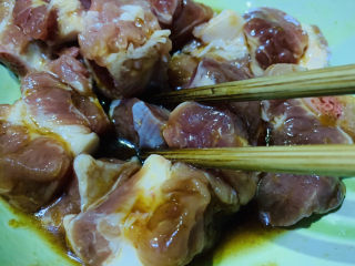 6、孜然排骨,搅拌均匀调料