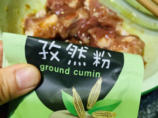 7、孜然排骨,加入孜然粉