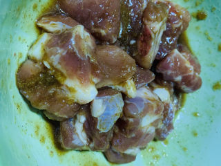 8、孜然排骨,搅拌均匀，腌制20分钟