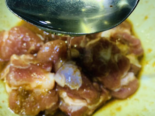 9、孜然排骨,加食用油，搅拌均匀