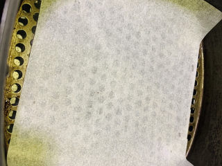 10、孜然排骨,空气炸锅铺油纸，如果没有空气炸锅，自己油炸也可以