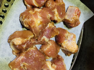 11、孜然排骨,加入腌好的排骨，200度10分钟