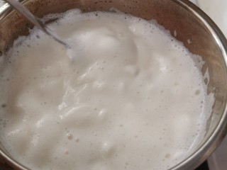 2、牛奶布丁（棉花糖版）,慢慢搅拌，直到棉花糖全部融化，马上关火。