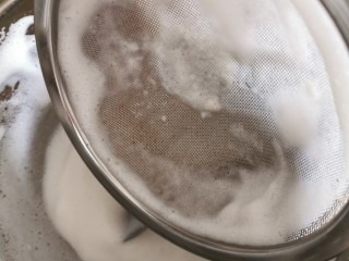 3、牛奶布丁（棉花糖版）,牛奶表面会有厚厚的一层奶泡，要先撇走不要，接着用筛子过滤入玻璃容器。