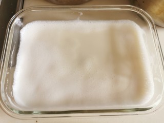 4、牛奶布丁（棉花糖版）,尽量把奶泡去干净，静置等放凉。