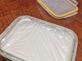 5、牛奶布丁（棉花糖版）,密封好放冰箱冷藏3小时。