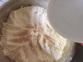 2、豆沙白玉卷,少量多次的加水。