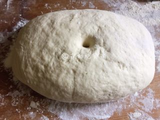 5、豆沙白玉卷,发至差不多有原来的两倍大，用手指在面团中间戳一个洞，洞不会回缩、塌陷，就是发酵好了。