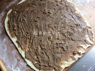 8、豆沙白玉卷,尽量抹平、抹均匀。