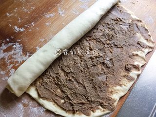 9、豆沙白玉卷,从上往下卷，或者从下往上卷，都可以。