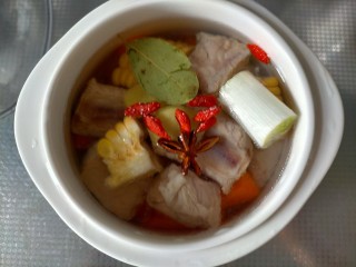 11、胡萝卜玉米排骨汤,搅拌一下