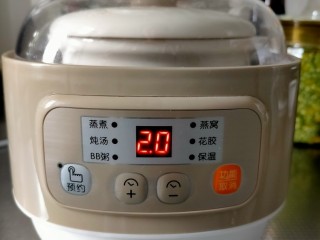 12、胡萝卜玉米排骨汤,盖上盖子，调节炖汤功能2小时