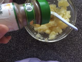 7、芝士焗土豆泥,加入少许黑胡椒粉