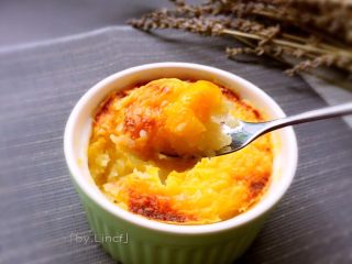 13、芝士焗土豆泥,烘烤至芝士溶化后表面变得金黄即可。满满的芝士奶香和糯糯的土豆泥香味～